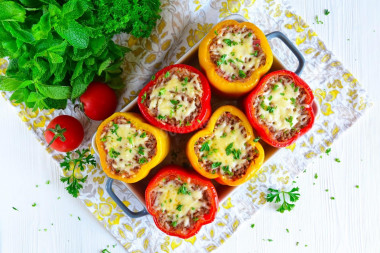 Pepper with minced meat and cheese in the oven