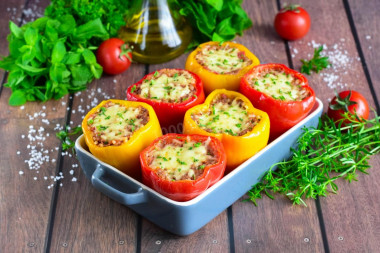 Pepper with minced meat and cheese in the oven