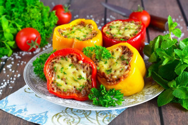 Pepper with minced meat and cheese in the oven