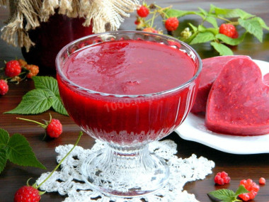 Mashed raspberries with sugar for winter