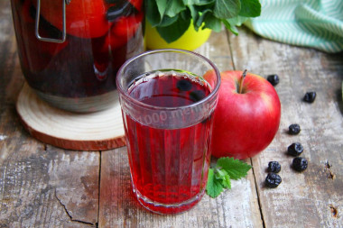 Compote of blackberries and apples for winter