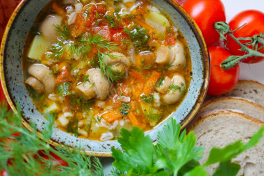 Canned mushroom soup with pearl barley