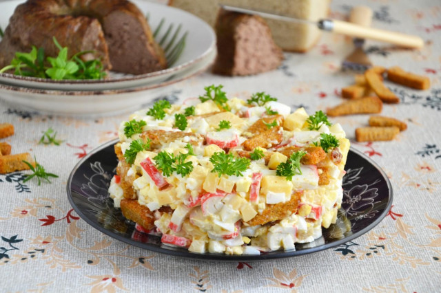 Salad with Royal crackers