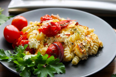 Pasta with vegetables and cheese in the oven