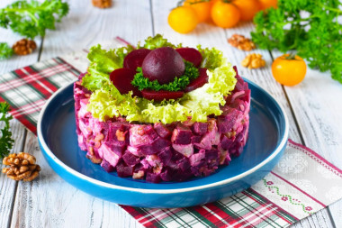 Salad with chicken beetroot and walnuts