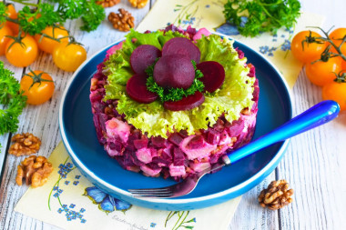 Salad with chicken beetroot and walnuts