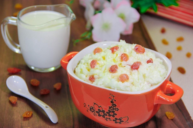 Rice porridge with raisins in a slow cooker with milk and water