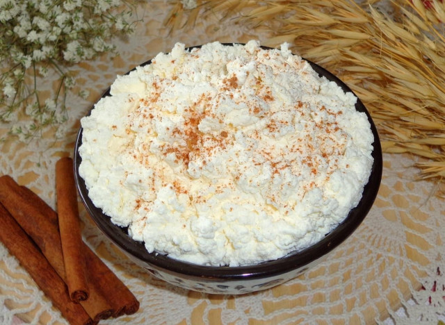 Cottage cheese with cinnamon