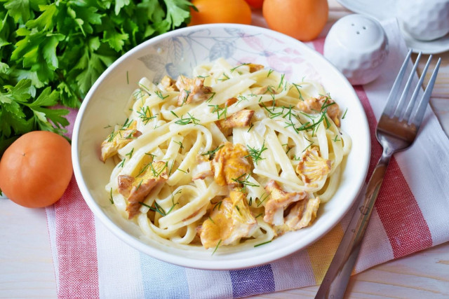 Pasta with chanterelles in cream sauce