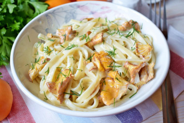 Pasta with chanterelles in cream sauce