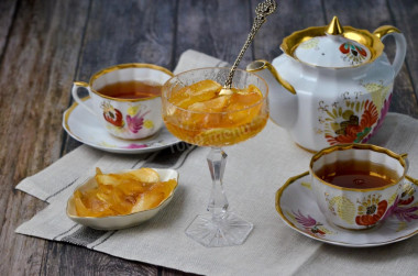 Transparent apple jam with slices