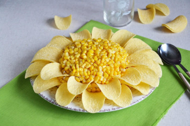 Chamomile salad with chips