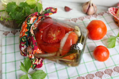 Tomatoes in slices with onions and butter for winter