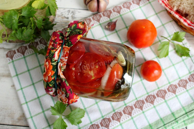 Tomatoes in slices with onions and butter for winter