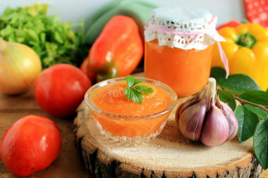 Squash caviar with tomatoes through a meat grinder