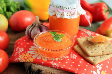 Squash caviar with tomatoes through a meat grinder