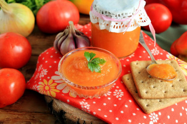 Squash caviar with tomatoes through a meat grinder