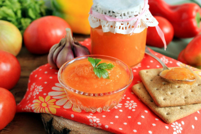 Squash caviar with tomatoes through a meat grinder