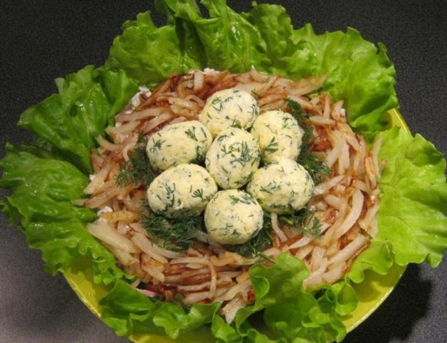 Cuckoo's nest salad with fried mushrooms and cheese