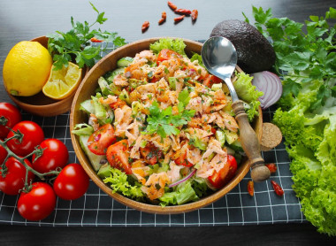 Salad with smoked salmon and vegetables