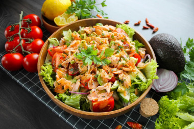 Salad with smoked salmon and vegetables