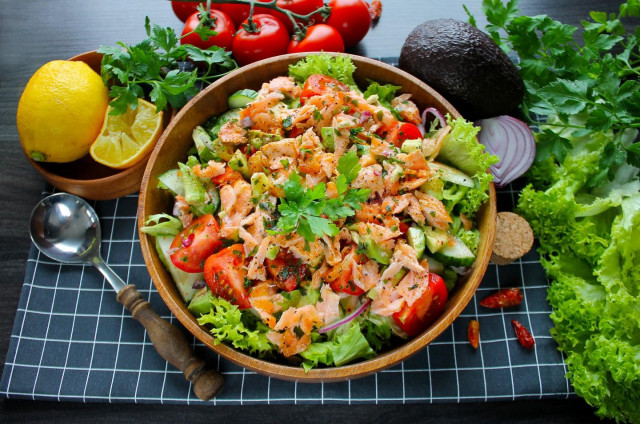 Salad with smoked salmon and vegetables