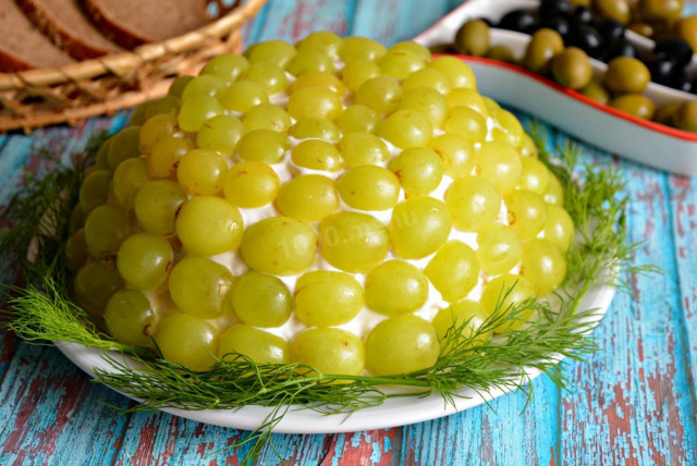 Salad with chicken, grapes, cheese and nuts