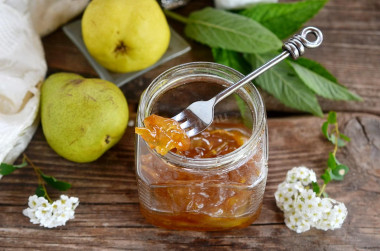 Jam from pears with amber slices