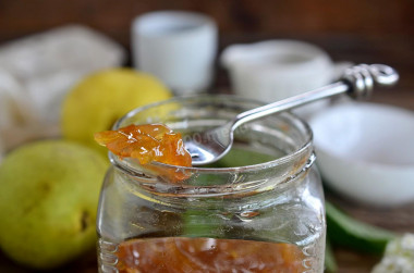 Jam from pears with amber slices