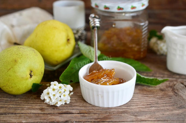 Jam from pears with amber slices