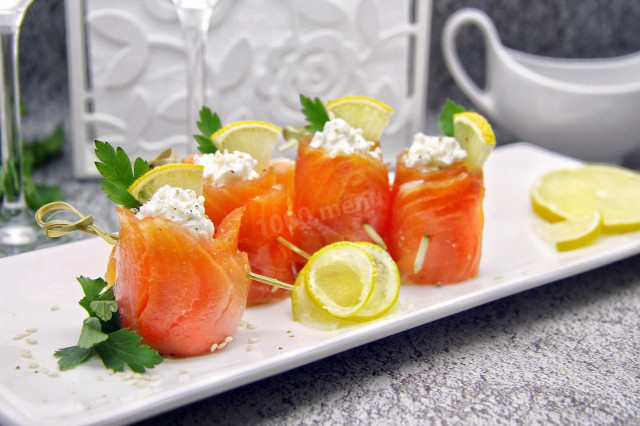 Salmon rolls with cottage cheese