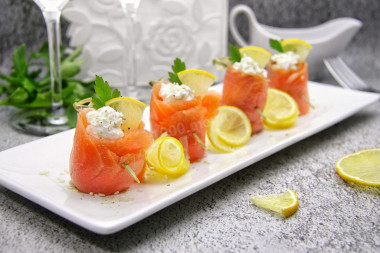 Salmon rolls with cottage cheese