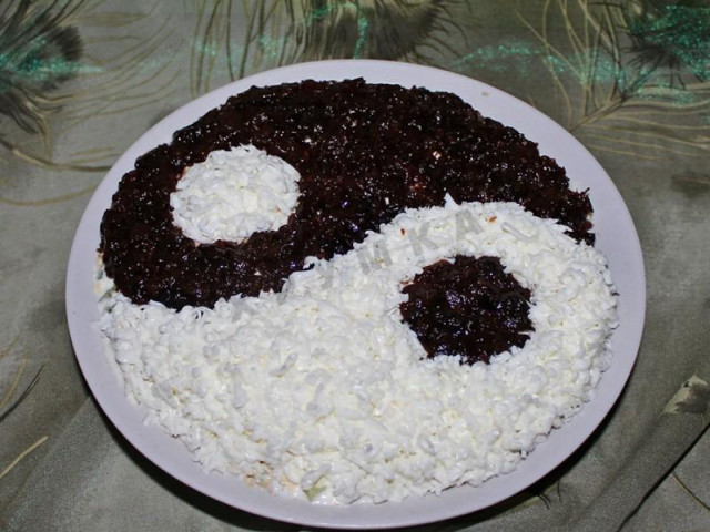 Yin Yang salad with prunes