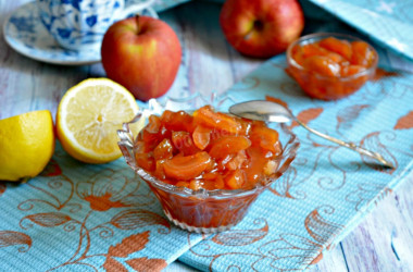 Apple jam with lemon slices