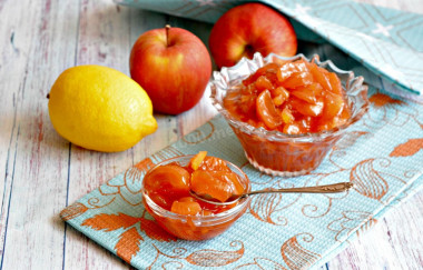 Apple jam with lemon slices