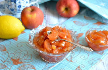 Apple jam with lemon slices