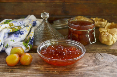 Seedless yellow plum jam for winter