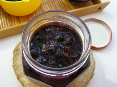 Blueberries in their own juice for winter without sugar