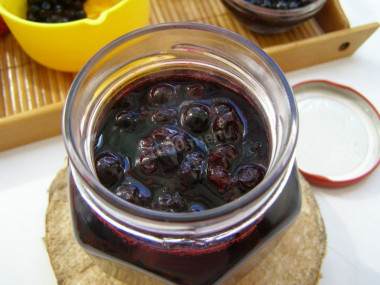 Blueberries in their own juice for winter without sugar