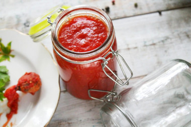 Tomato ketchup for winter