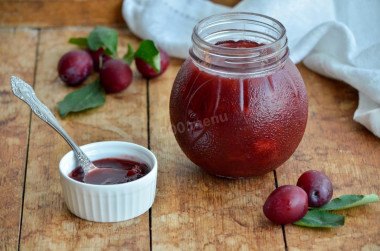 Plum jam with cocoa