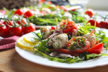 Salad with mozzarella cheese and cherry tomatoes