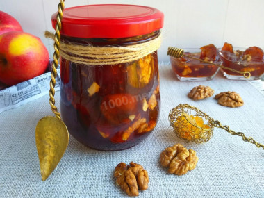 Apple jam with walnuts