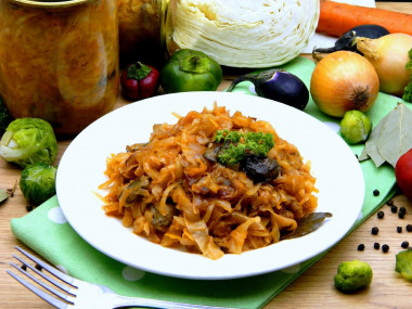 Solyanka with mushrooms and cabbage in jars for the winter