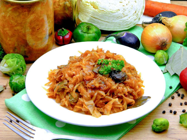 Solyanka with mushrooms and cabbage in jars for the winter