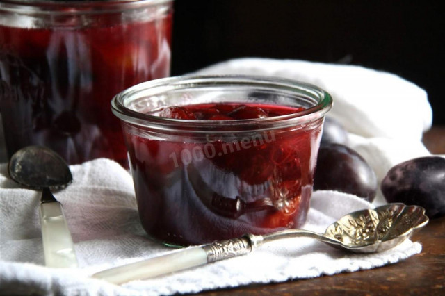 Seedless prune jam for winter