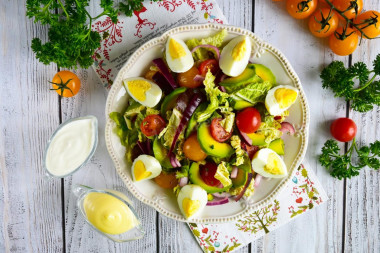 Salad with avocado and egg