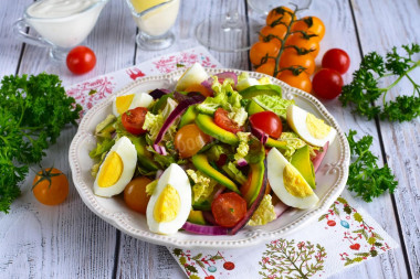 Salad with avocado and egg