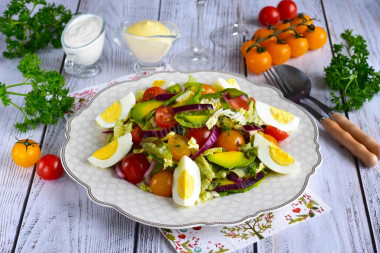 Salad with avocado and egg