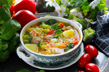 Rice soup with meatballs and broccoli